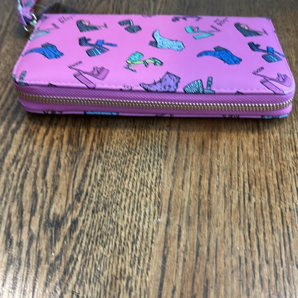 Betsey Johnson Vibrant Pink Shoe Pattern wallet/wristlet 8 x 5 brand new tags on - Picture 10 of 12